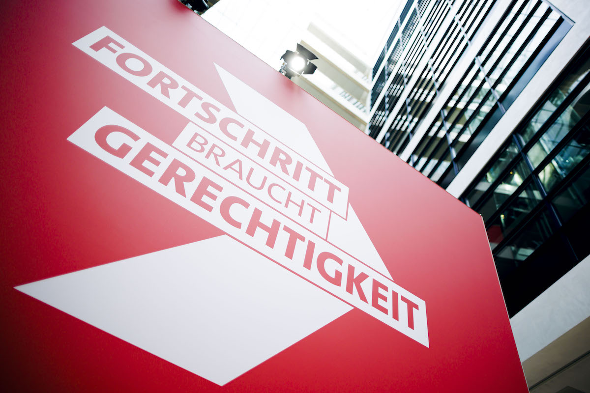 Foto: Rückwand mit Slogan "Fortschritt braucht Gerechtigkeit"