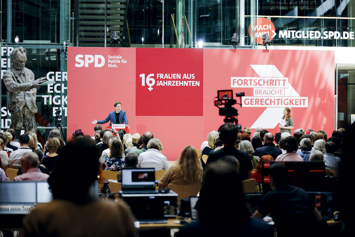 Foto: Kevin Kühnert spricht im Atrium des Willy-Brandt-Hauses