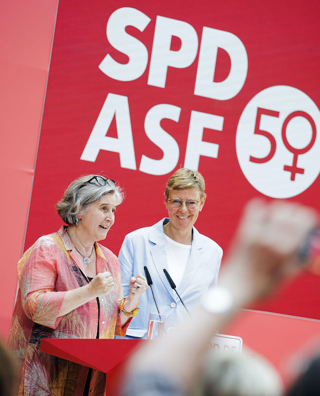 Foto: Maria Noichl und Ulrike Häfner reden am Pult während der Matinee zu 16 Frauen - 16 Jahrzehnte