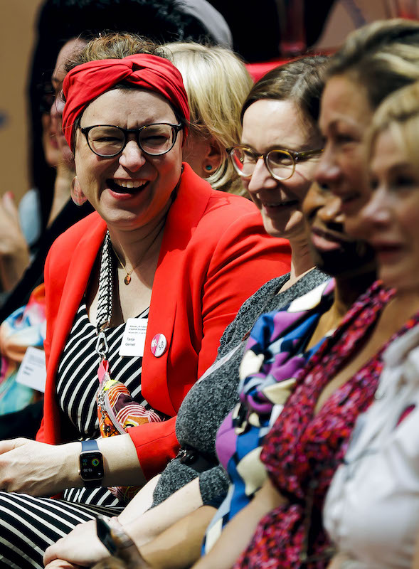 Foto: Lachendes Publikum während der Matinee "16 Frauen - 16 Jahrzehnte"
