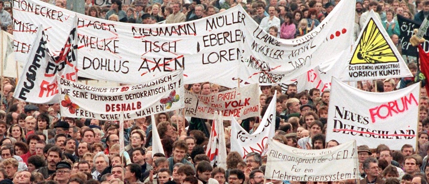 dpa Foto: Demonstration am 4. November 1989 in Ost-Berlin