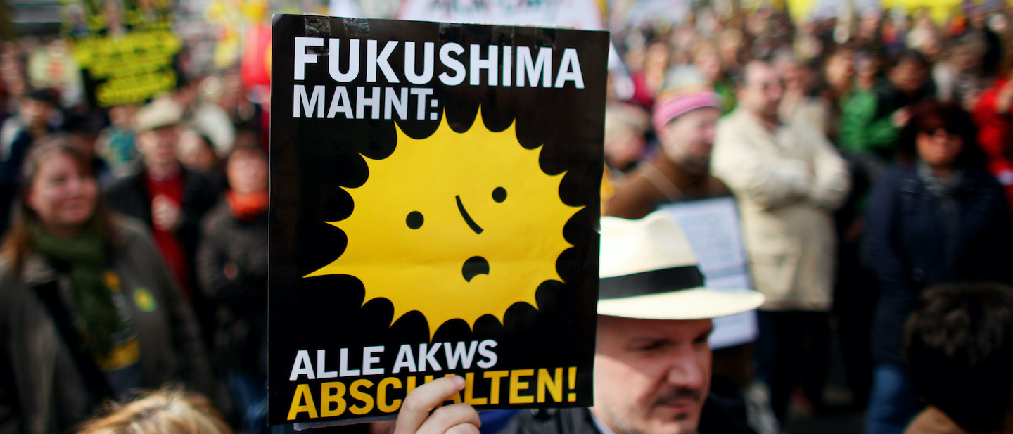 dpa Foto: Atomkraftgegner halten am 26.03.2011 in Köln Plakate hoch