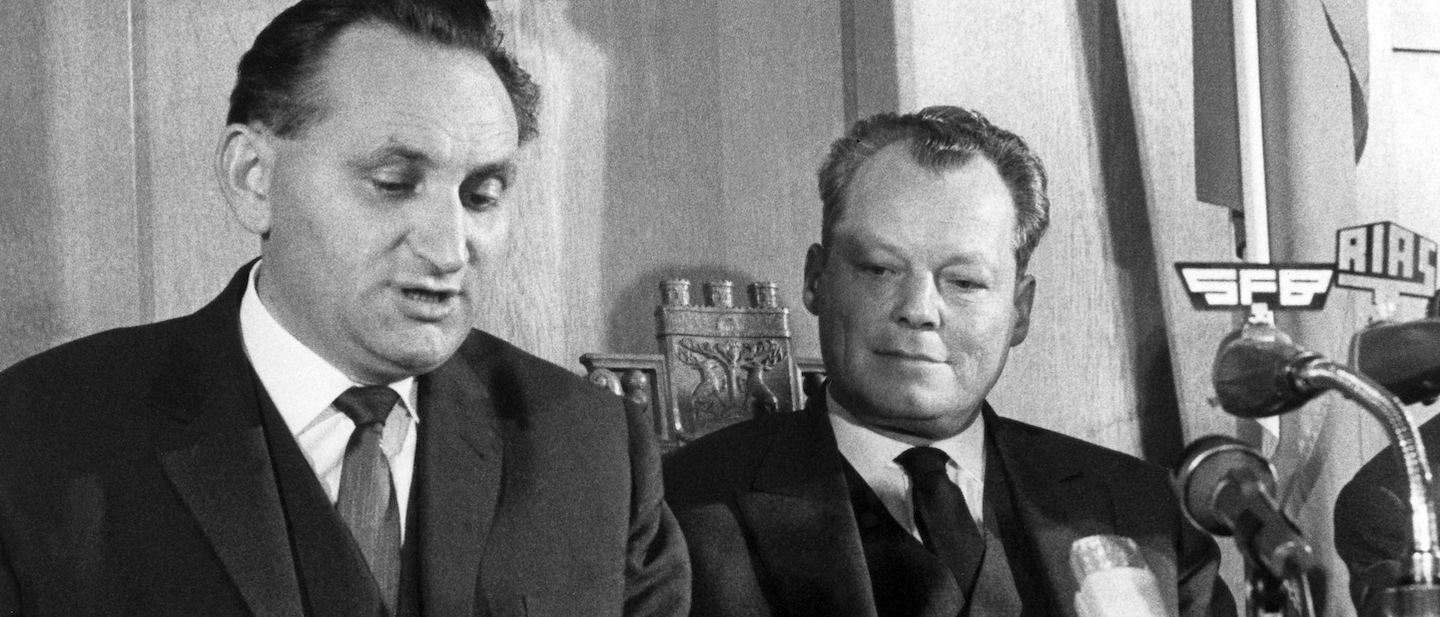 dpa Foto: Willy Brandt und Egon Bahr bei einer Pressekonferenz am 17.12.1963 in Berlin