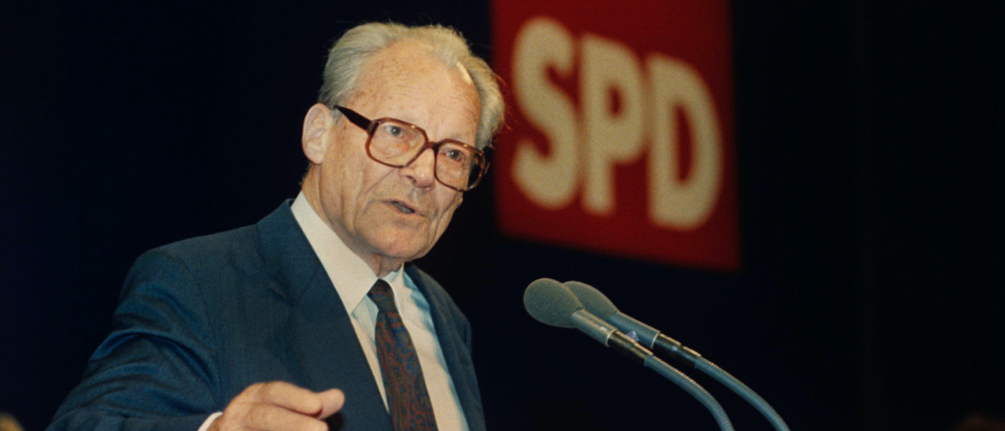 Foto: Willy Brandt hält am 27.09.1990 die Eröffnungsrede zum ersten gemeinsamen Parteitag der SPD von West und Ost. 