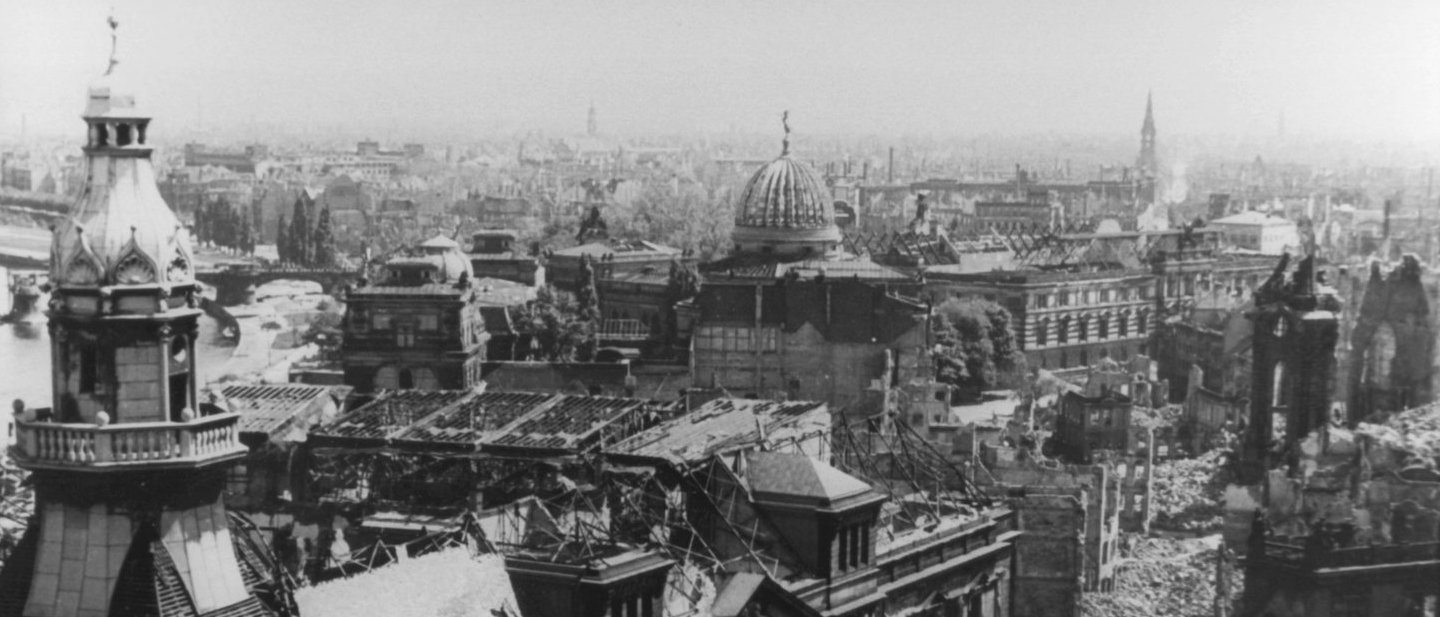 dpa Foto: Blick auf das fast völlig zerstörte Stadtzentrum von Dresden (undatierte Aufnahme)