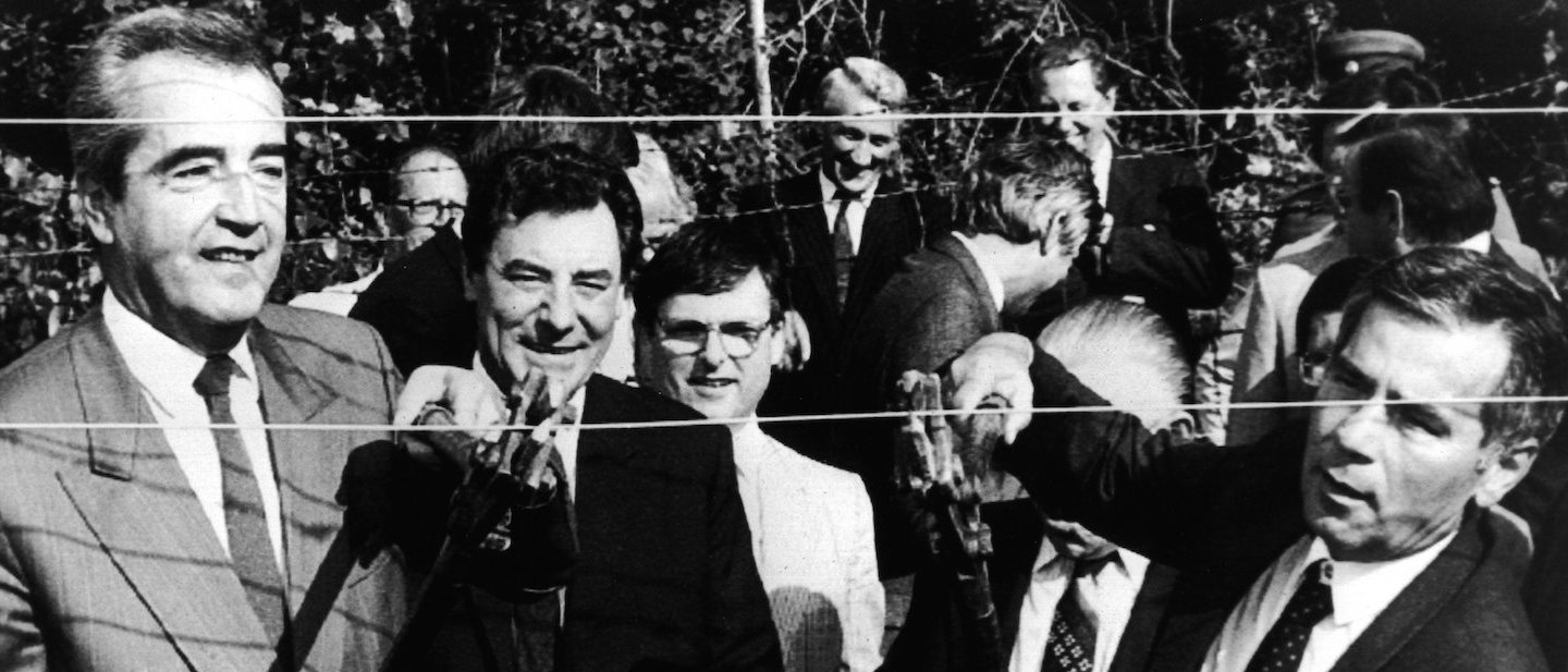 dpa Foto: Gyula Horn (r) und Alois Mock (l) durchtrennen ein Stück des «Eisernen Vorhangs» zwischen Ungarn und Österreich bei Klingenbach. 27.06.1989