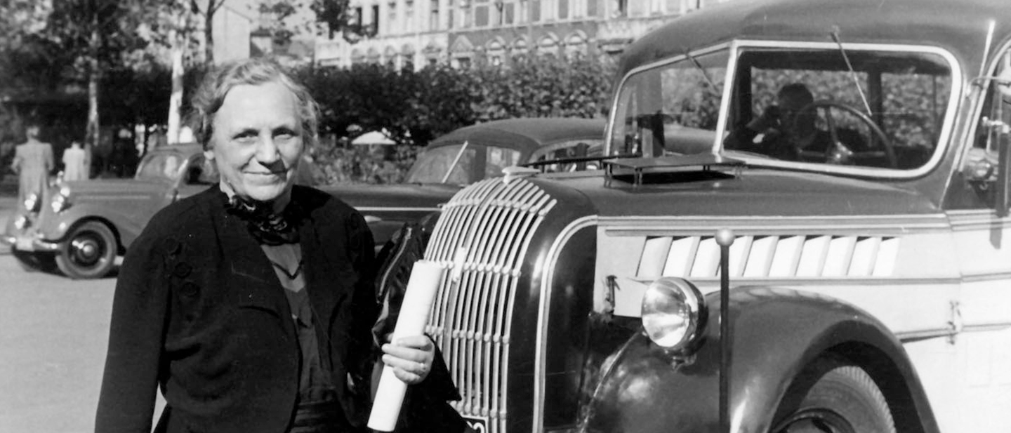 AWO/AdsD Foto: Marie Juchacz 1949 vor PKW stehend