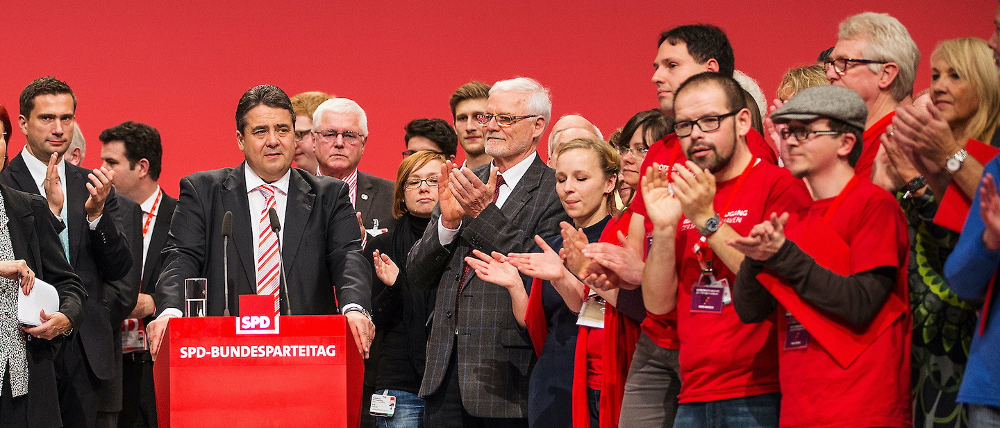 Foto: Sigmar Gabriel beendet den Bundesparteitag 2013 in Leipzig und ist am Rednerpult von Parteimitgliedern umgeben