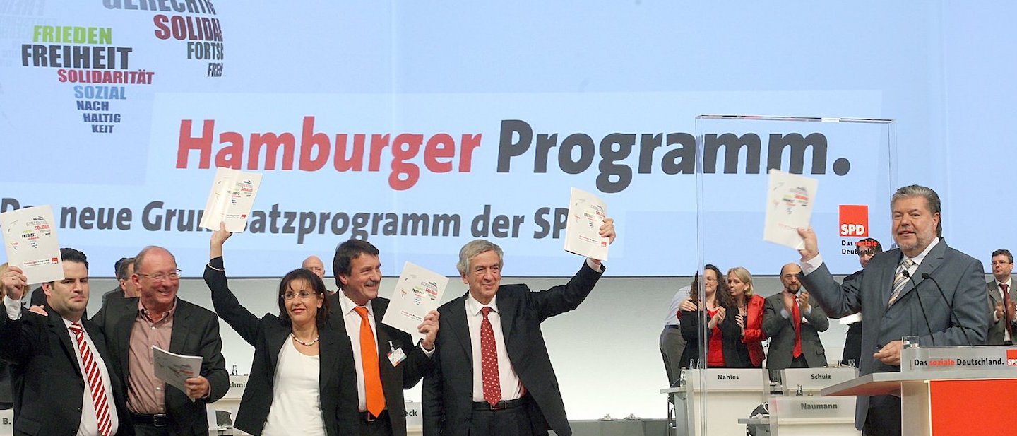 Foto: Kurt Beck (r) zeigt auf dem SPD-Bundesparteitag 2007 das "Hamburger Programm". 