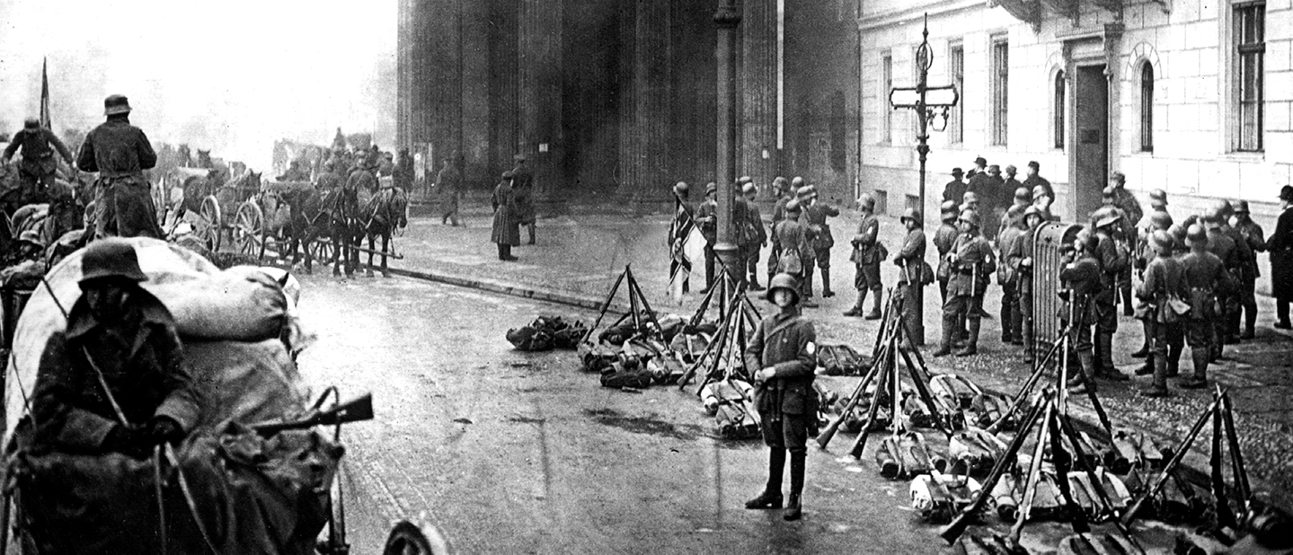 dpa Foto: Putschisten am Brandenburger Tor um sieben Uhr morgens am 13. März 1920.