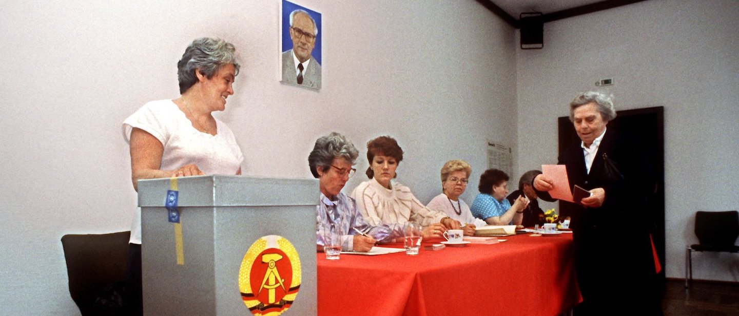dpa Foto: Bei den letzten DDR-Kommunalwahlen gibt eine Frau in einem Wahllokal in Ost-Berlin ihre Stimme ab.