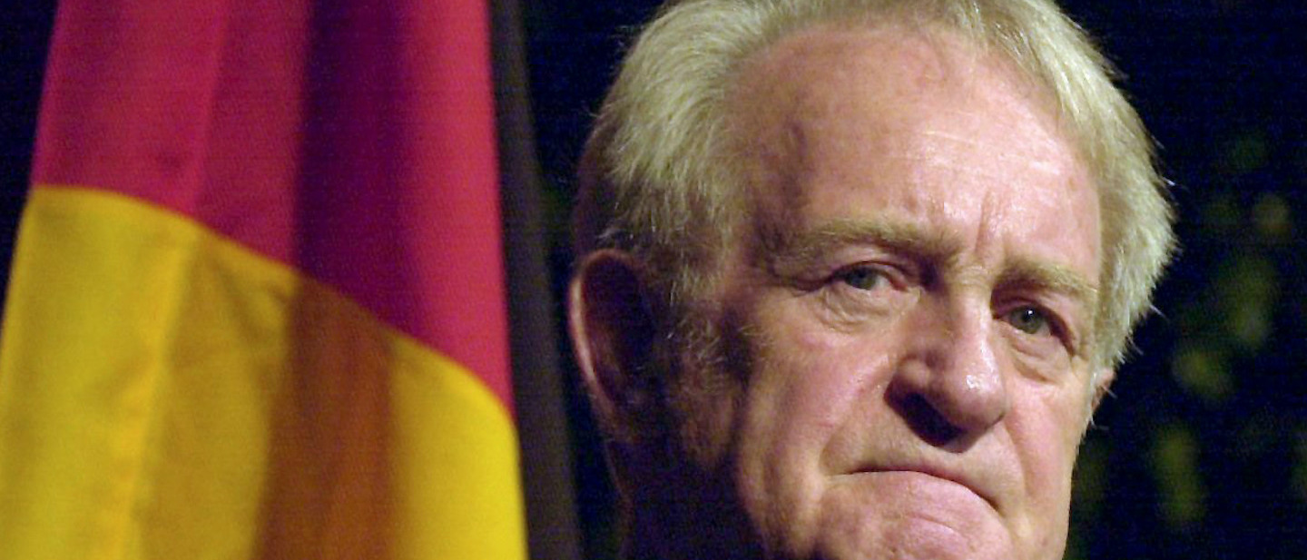 dpa Foto: Johannes Rau steht vor einer deutschen Fahne (11.09.2001)