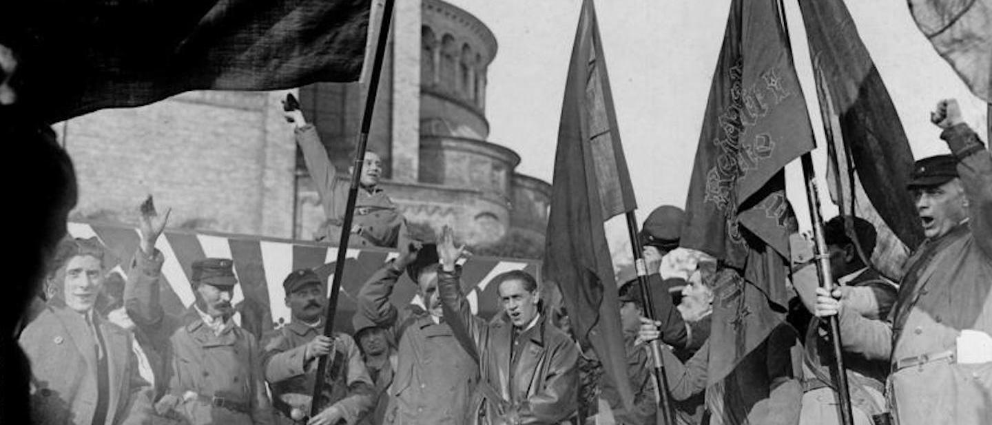 Foto: Teilnehmer bei der Großkundgebung des Reichsbanners Schwarz-Rot-Gold am 26. Oktober 1924 in Potsdam.