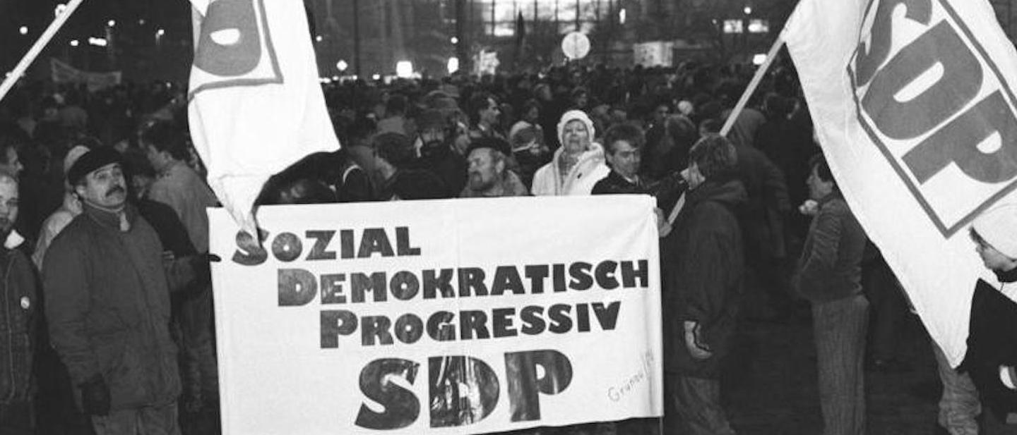 Friedrich Gahlbeck / Bundesarchiv Foto: SDP-Anhänger mit Fahnen und Transparent auf Montagsdemo in Leipzig 1990