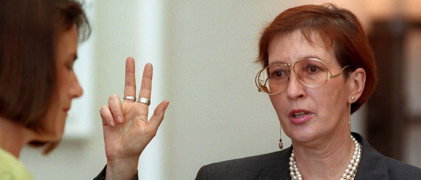 dpa Foto: Heide Simonis leistet am 19. Mai 1993 im Kieler Landtag den Amtseid ab