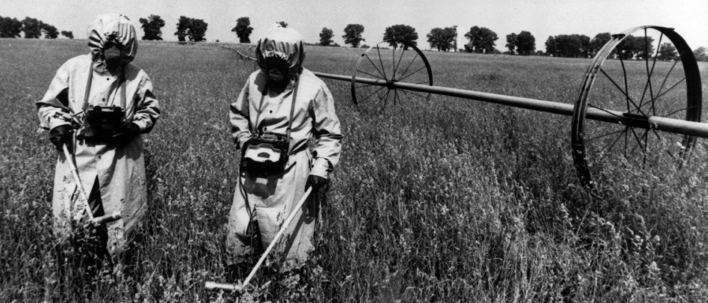 Foto: Spezialeinheiten messen auf einem Feld innerhalb der Sicherheitszone von Tschernobyl die Radioaktivität (im Mai 1986).