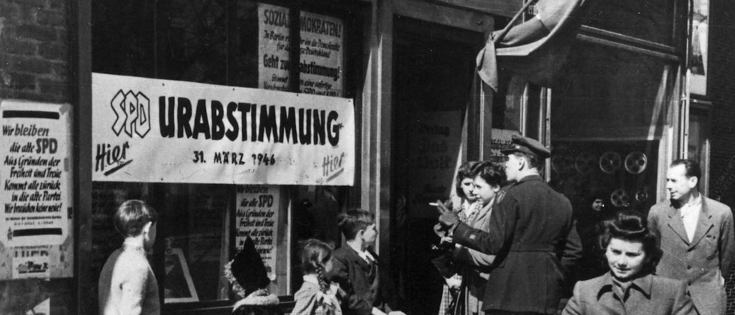 Foto: Blick auf das SPD-Kreisbüro Tempelhof während der Urabstimmung über die Vereinigung der SPD mit der KPD in Berlin am 31.03.1946