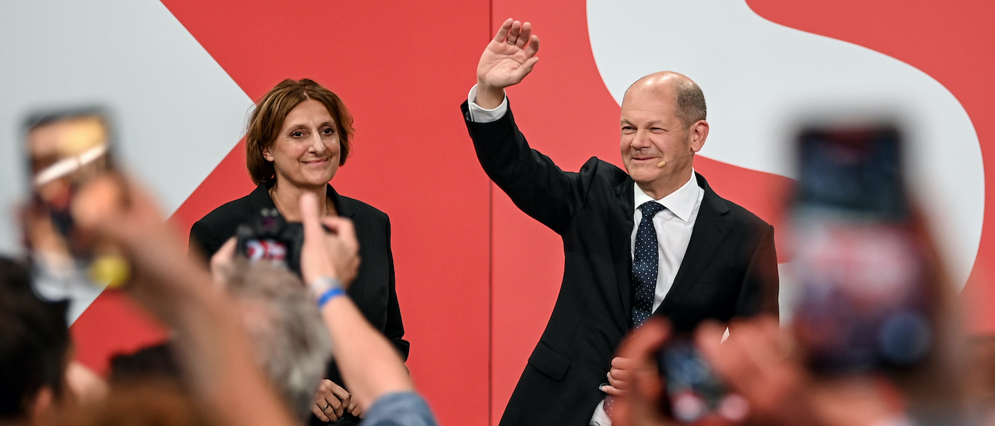 dpa Foto: Olaf Scholz winkt neben seiner Frau Britta Ernst während der Wahlparty im Willy-Brandt-Haus.