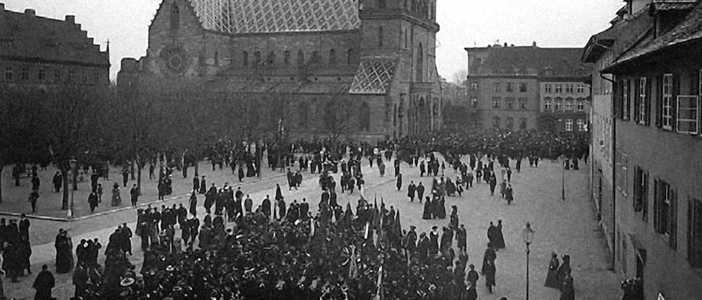 Foto: Friedensdemonstration am 24.11.1912 zum Münster in Basel