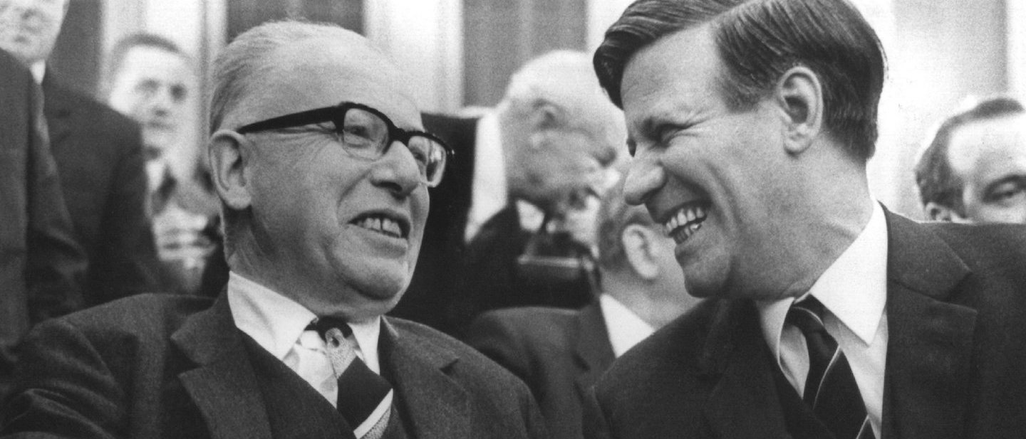 dpa Foto: Helmut Schmidt (r), gratuliert Gustav Heinemann (l) zu seiner Wahl zum Bundespräsidenten am 05.03.1969