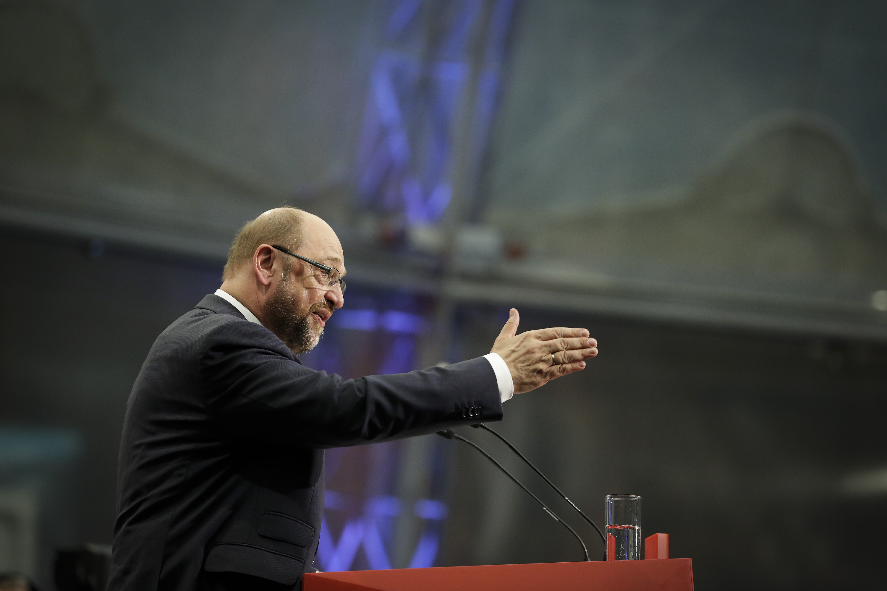 Foto: Martin Schulz dankt SPD-Anhängern nach seiner Rede im Willy-Brandt-Haus in Berlin