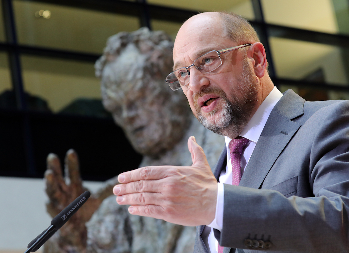 Foto: Martin Schulz gibt vor der Willy-Brandt-Statue in der Parteizentrale in Berlin ein Statement ab