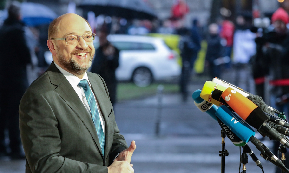 Foto: Martin Schulz gibt Journalisten am Willy-Brandt-Haus ein Statement