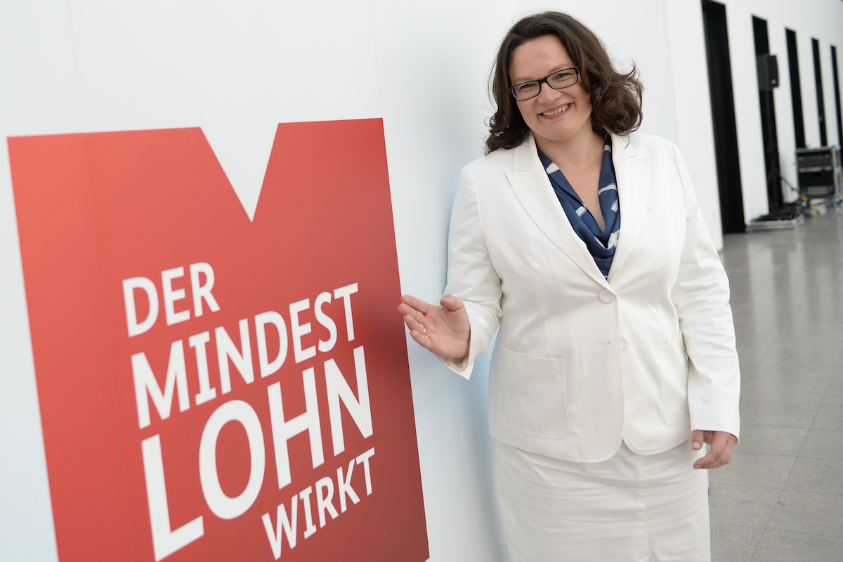 Foto: Andrea Nahles, damalige Bundesarbeitsministerin, steht an einer Wand mit der Aufschrift "Der Mindestlohn wirkt". (Archiv: 30.06.2015)