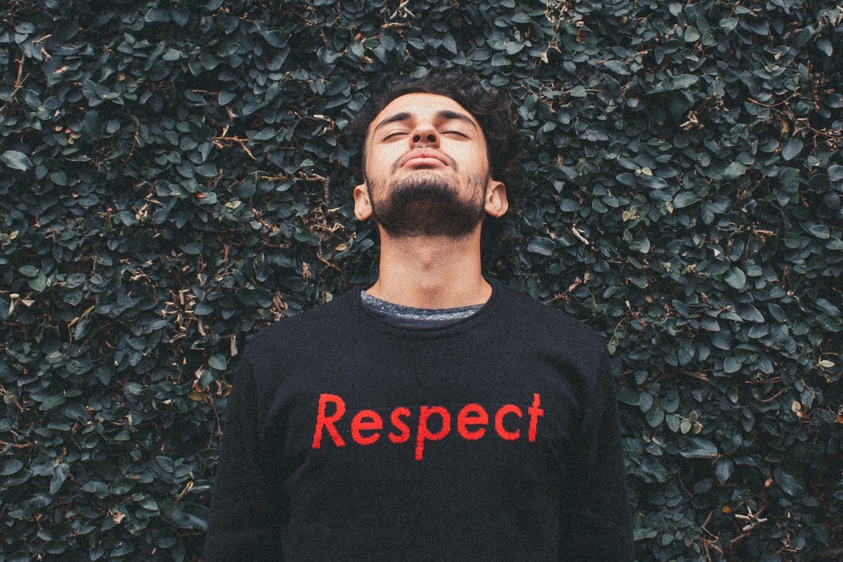 Foto: Junger Mann trägt Pulli mit Aufschrift "Respect"