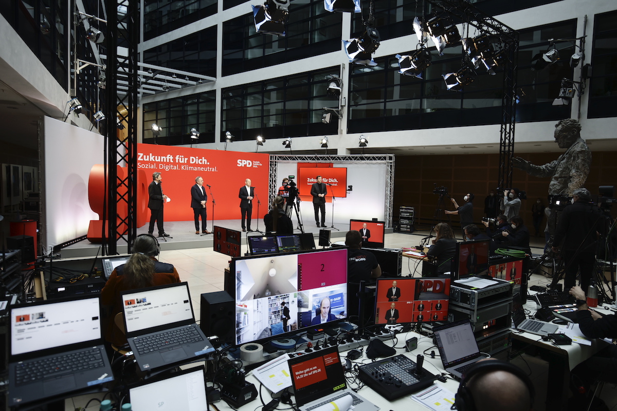 Foto: Die SPD-Spitze steht bei der Jahresauftaktklausur im Atrium des Willy-Brandt-Hauses