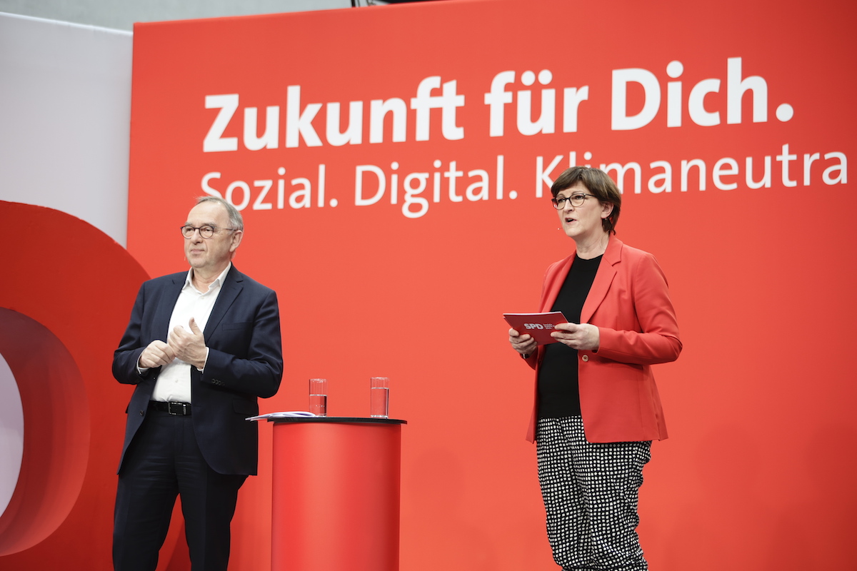 Foto: Norbert Walter-Borjans und Saskia Esken sprechen bei der Jahresauftaktklausur