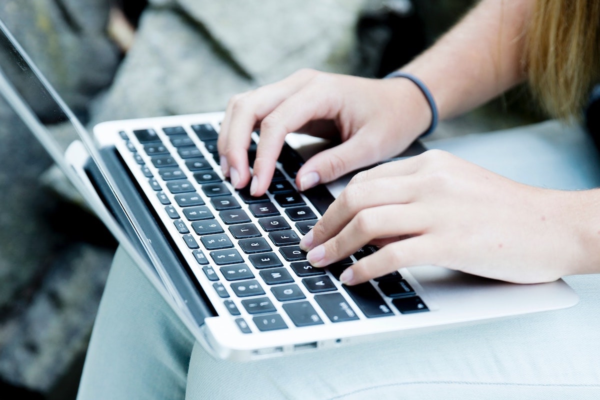 Foto: Frau arbeitet am Laptop