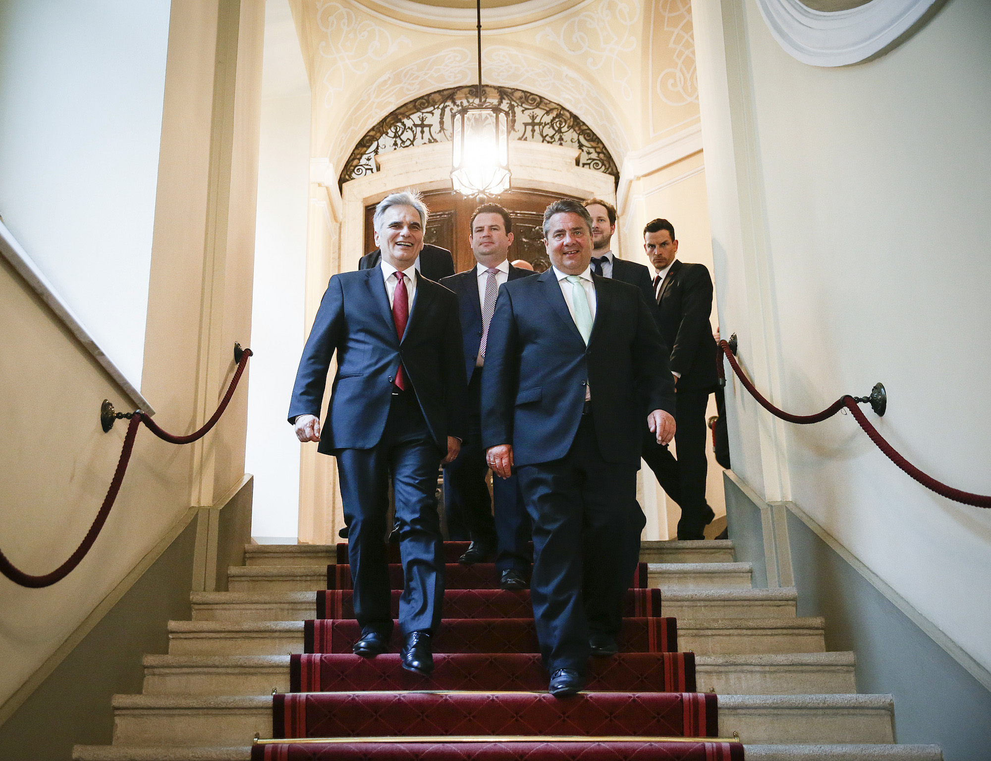 Foto: Werner Faymann und Sigmar Gabriel gehen eine Treppe entlang