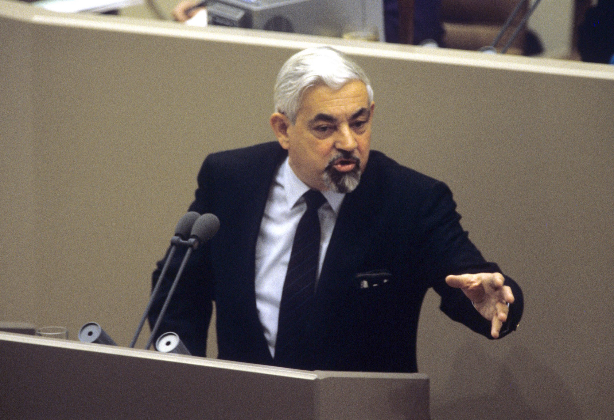 Foto: Horst Ehmke spricht während der 2. Lesung der Haushaltsdebatte 1987 am 26.11.1986 im Bundestag in Bonn. (Archiv)