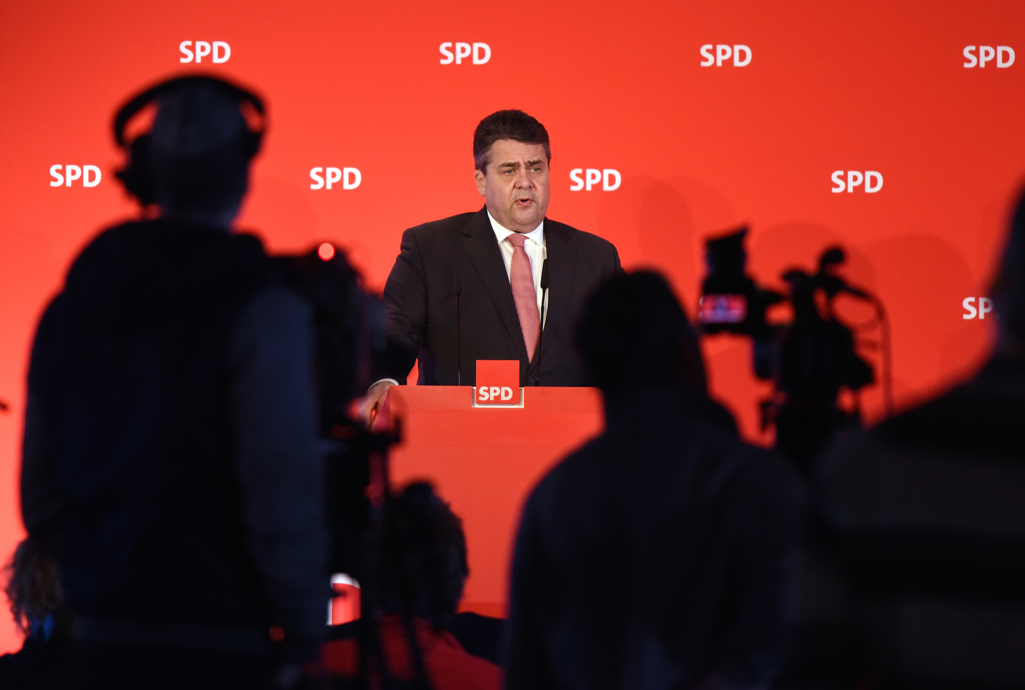 Foto: Sigmar Gabriel spricht bei einer Pressekonferenz zu Journalisten