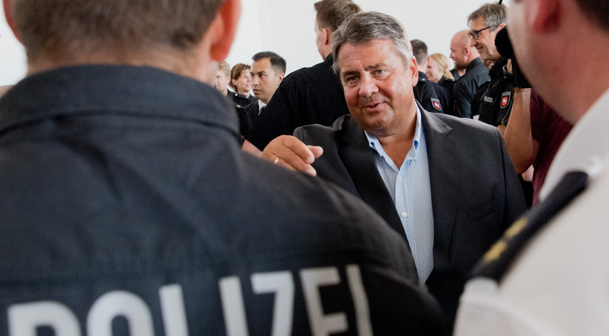 Foto: Sigmar Gabriel spricht am 04.08.2016 mit Polizeibeamten in der Zentralen Polizeidirektion Niedersachsen in Hannover