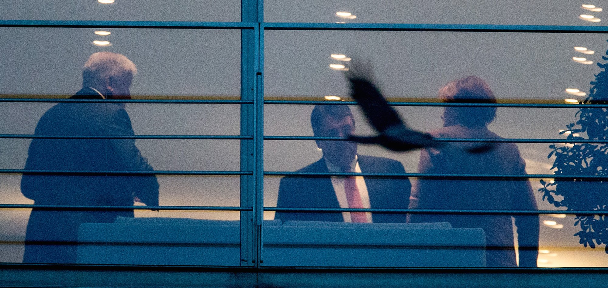 Sigmar Gabriel (M), Horst Seehofer (l) und Angela Merkel stehen im Bundeskanzleramt zusammen.