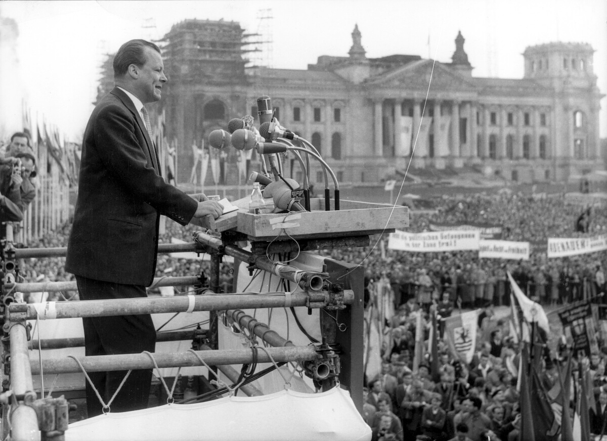 Foto: Am 01.05.1960 hält Willy Brandt vor 750.000 Berliner Bürgern am zerstörten Reichstagsgebäude eine flammende Rede. 