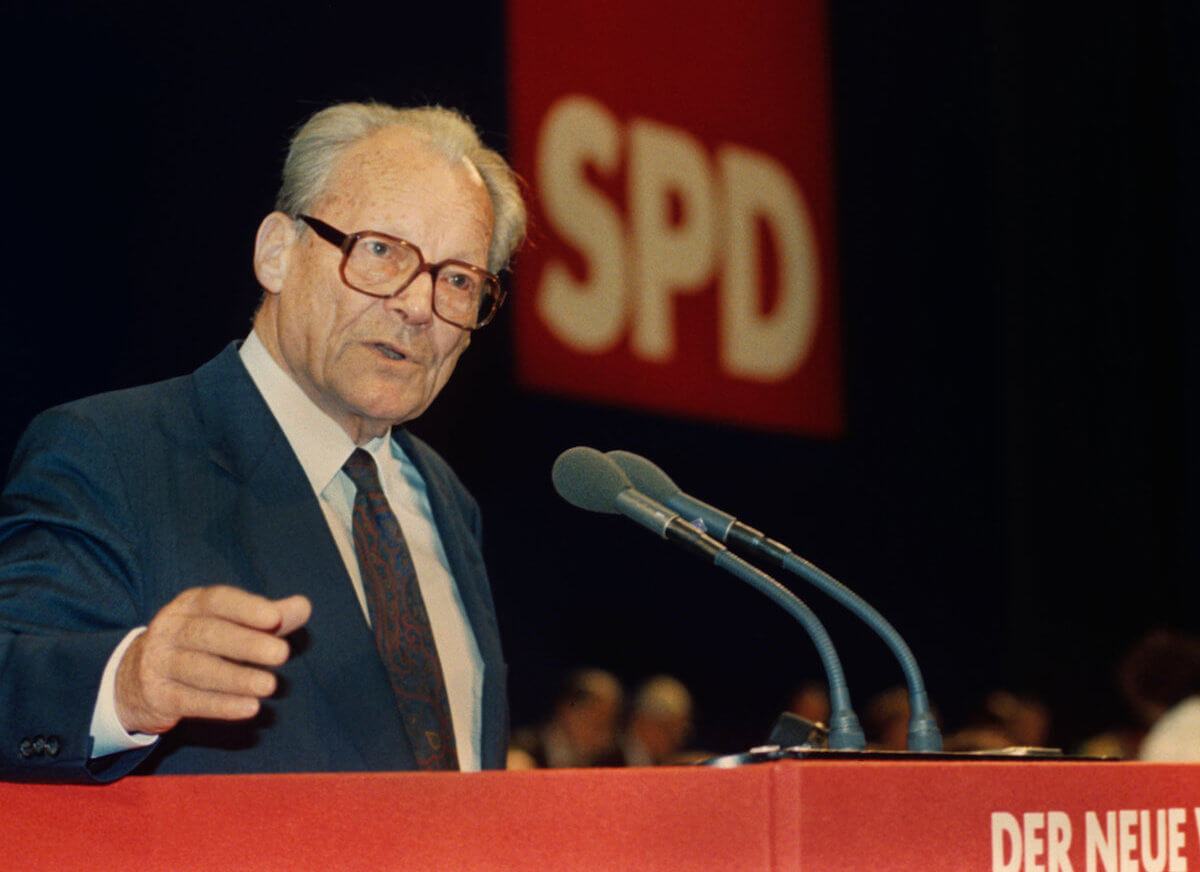 Foto: Willy Brandt redet beim SPD-Parteitag 1990