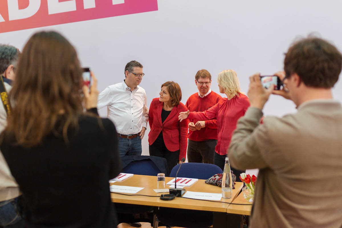 Foto: Thorsten Schäfer-Gümbel, Malu Dreyer, Ralf Stegner und Manuela Schwesig im Gespräch (von links nach rechts)