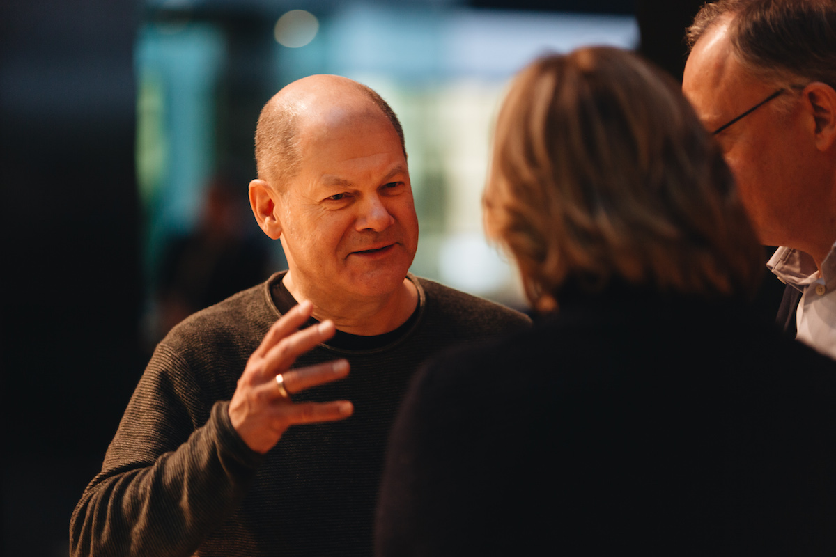 Foto: Olaf Scholz im Gespräch