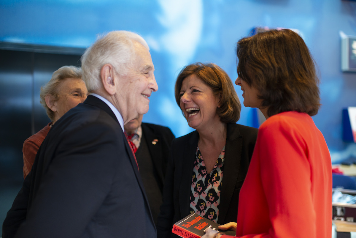 Foto: Daniel Ellsberg im Gespräch mit Malu Dreyer und Katarina Barley