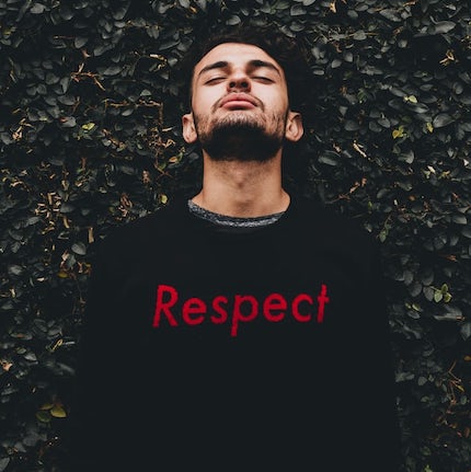 Foto: Junger Mann trägt Pullover mit "Rescpect"-Aufschrift