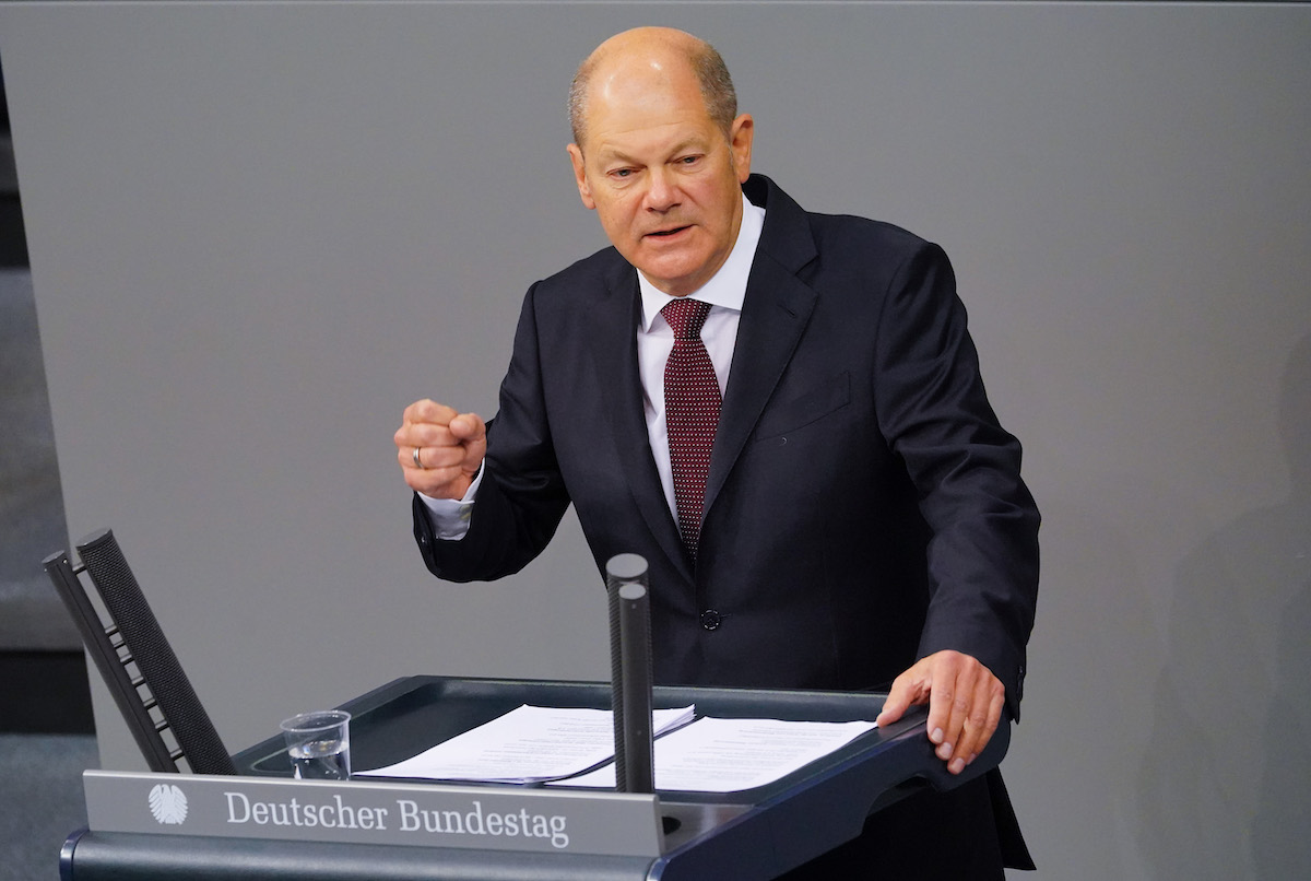 Foto: Olaf Scholz spricht im Bundestag