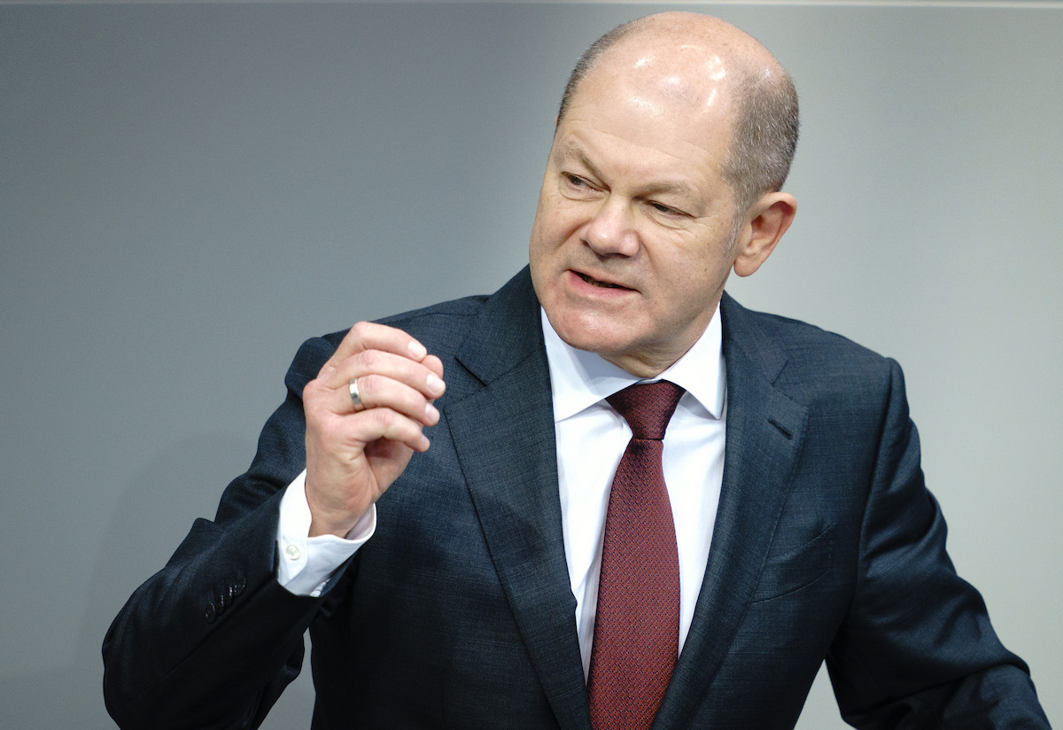 Foto: Olaf Scholz spricht im Bundestag