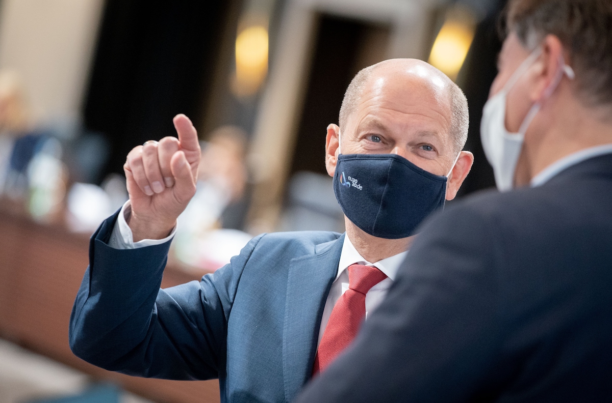 Foto: Olaf Scholz mit Mund-Nase-Schutz 