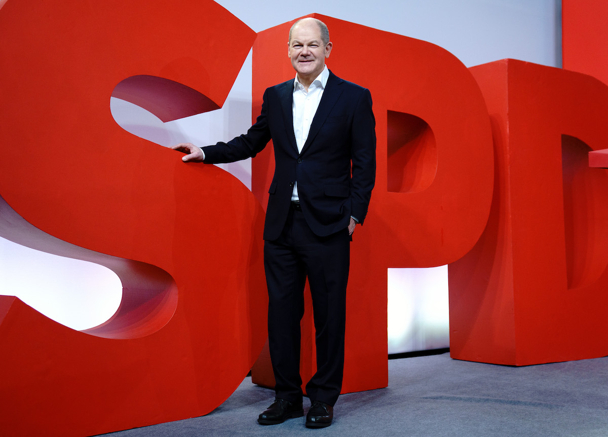 Foto: Olaf Scholz steht am Logo der SPD