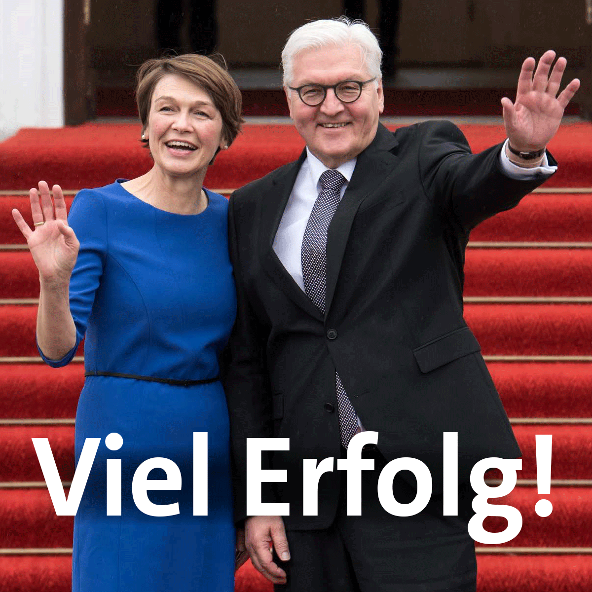 Foto: Frank-Walter Steinmeier und Ehefrau Elke Büdenbender winken dem Betrachter zu