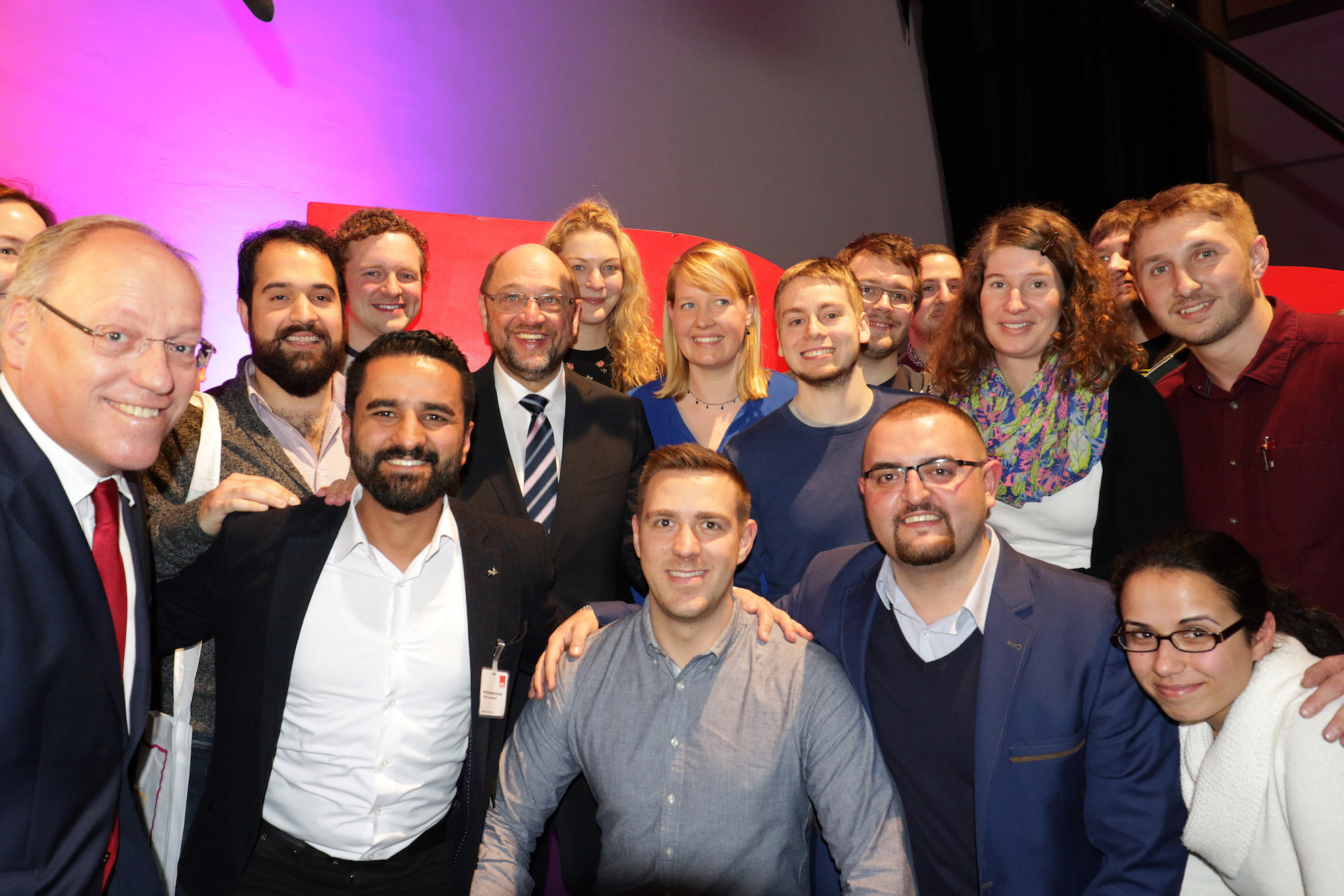 Foto: Junge Gewerkschafter machen gemeinsam mit Martin Schulz ein Selfie