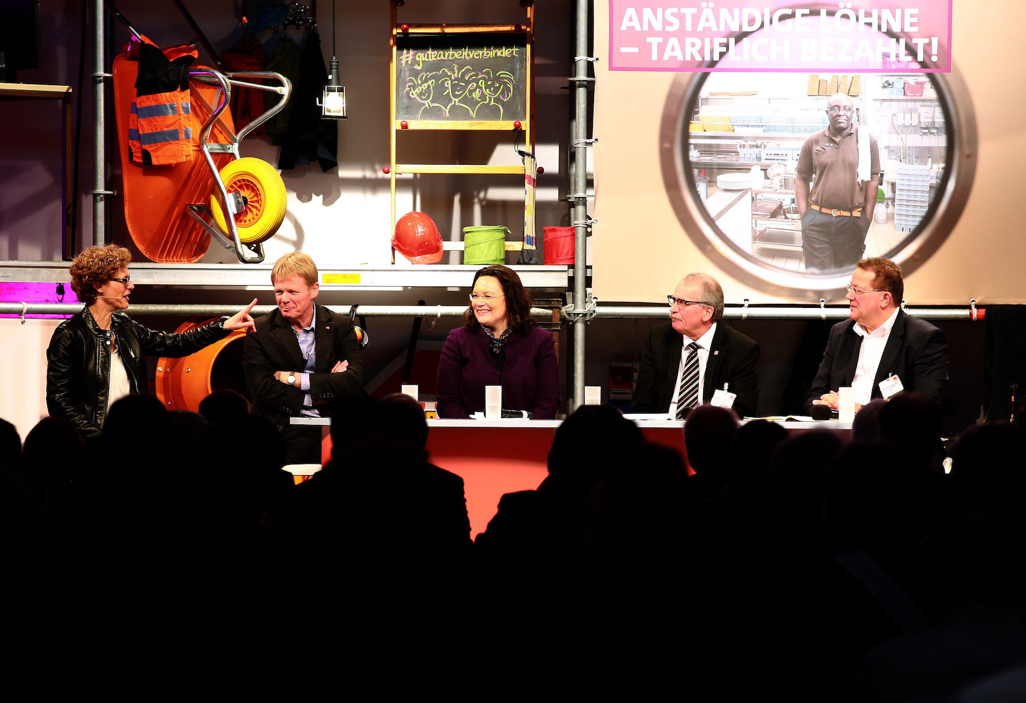 Blick auf das Forum 1 mit Reiner Hoffmann, Andrea Nahes, Lothar Schröder und Willi Segerath